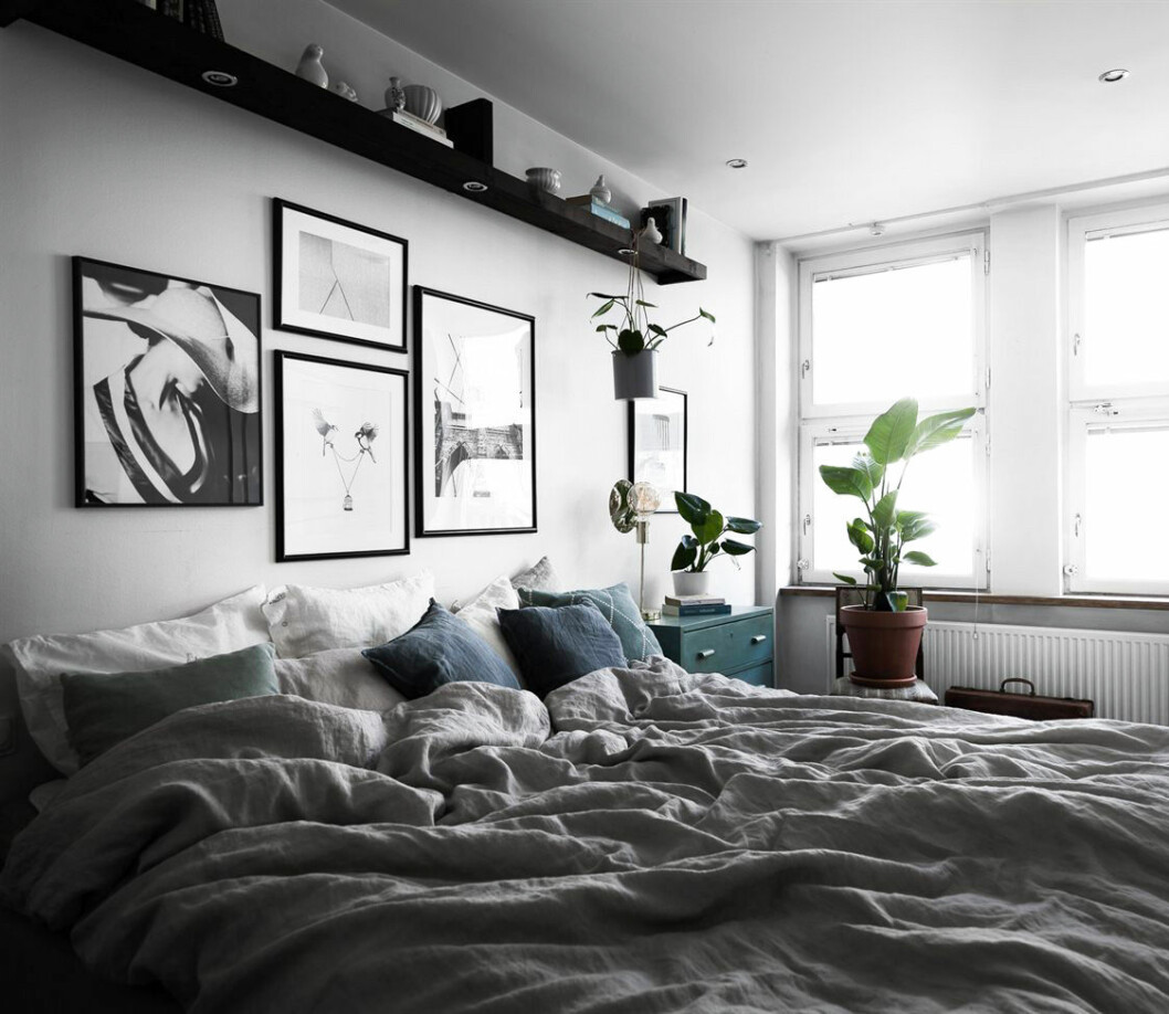 Foto: Johan Spinnell Styling: Mainstreet Sthlm för <a href="https://www.instagram.com/historiskahem/" target="_blank" rel="noopener">Historiska hem</a>/mäklare: Mattias Lantto Platsbyggd tavellist med inbyggd belysning som förvaring i sovrummet över sängen
