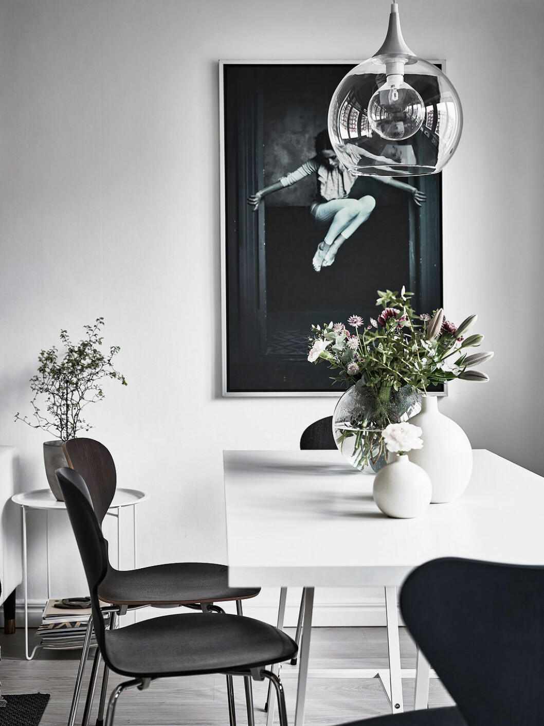 Foto: Anders Bergstedt Stylist: Anna Furbacken för <a href="https://www.instagram.com/entrancemakleri/" target="_blank" rel="noopener">Entrance mäkleri</a>/mäklare: Jessica Fridstedt Rund vas, vitt matbord