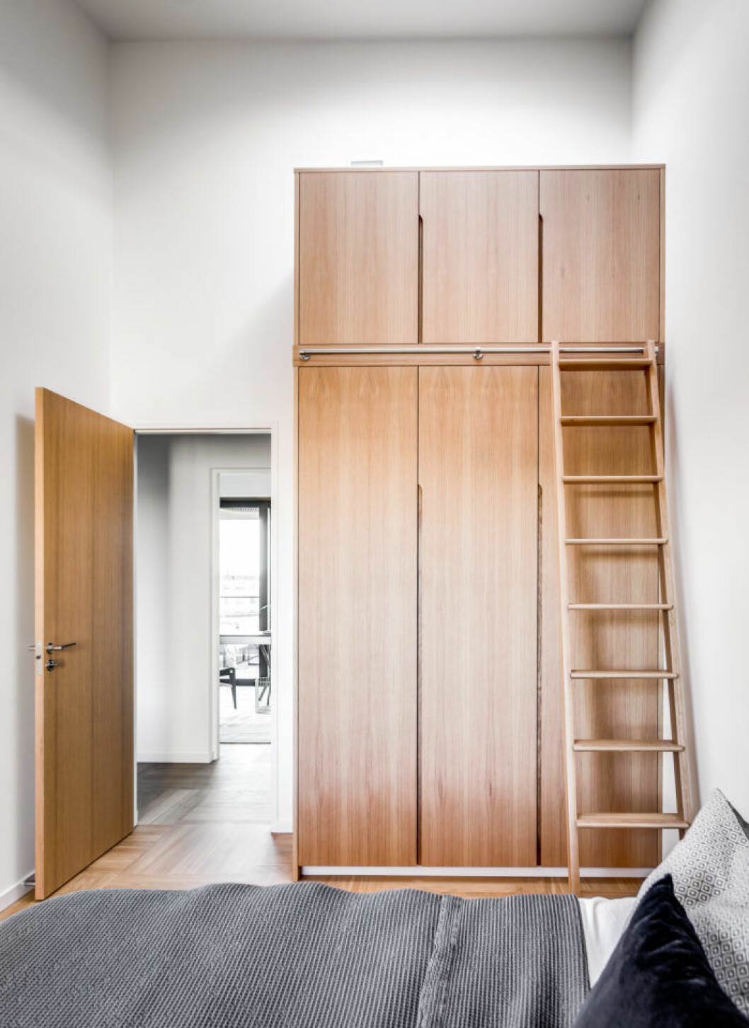 Foto: Henrik Nero Styling: Stylingbolaget för <a href="https://www.instagram.com/sivkraft/" target="_blank" rel="noopener">Siv Kraft</a> Garderob i varma träslag i fullhöjd och lite där till
