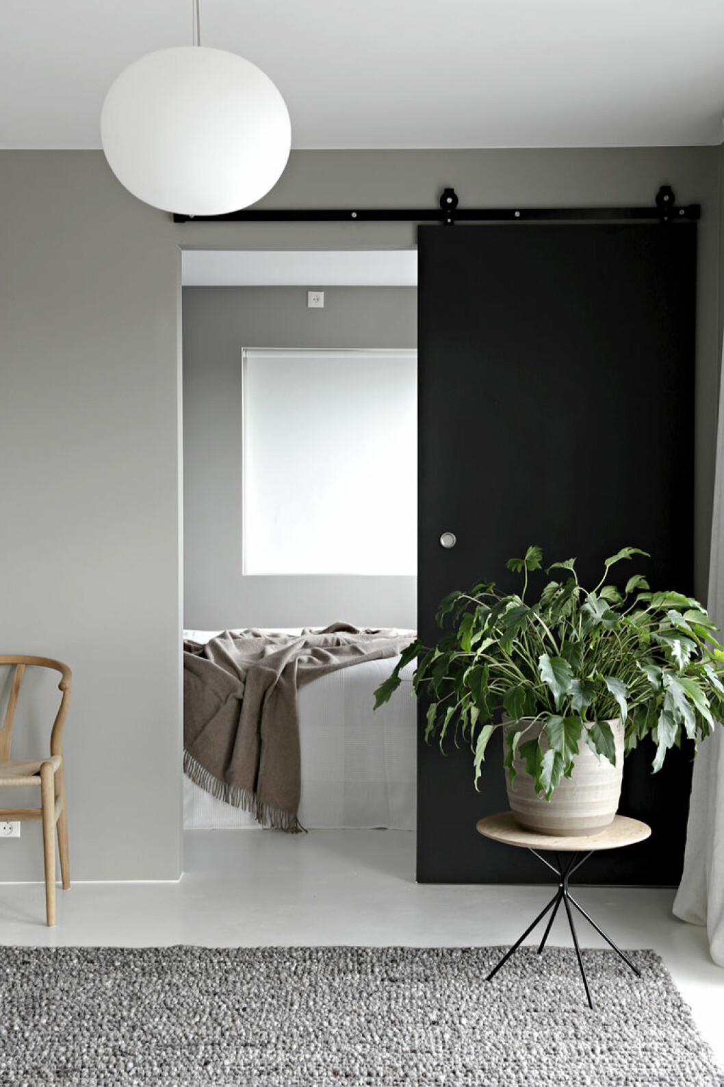 Foto och styling: Nina Holst/<a href="https://stylizimoblog.com/2017/11/15/diy-sliding-doors/" target="_blank" rel="noopener">Stylizimo</a> Svart dörr, rumsavdelare.