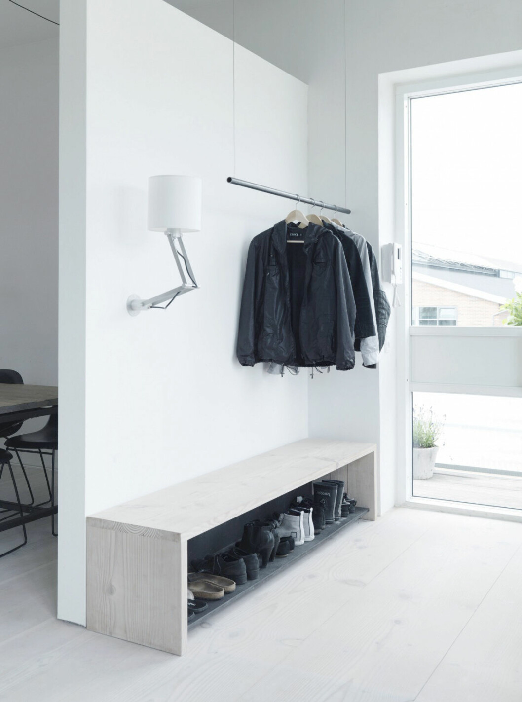 Foto via: Homedsgn Hall med platsbyggt skoställ som även fungerar som bänk