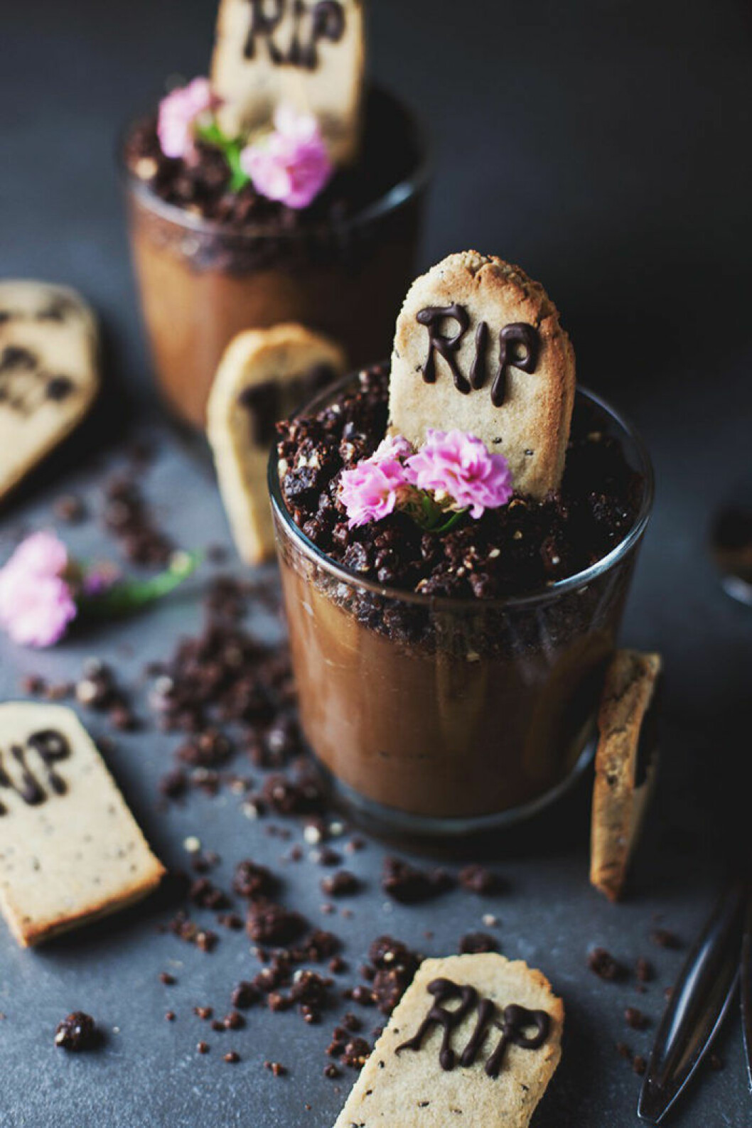 Foto och recept: <a href="http://wallflowerkitchen.com/nakd-graveyard-mousse-pots/" target="_blank" rel="noopener">Wallflower kitchen</a>