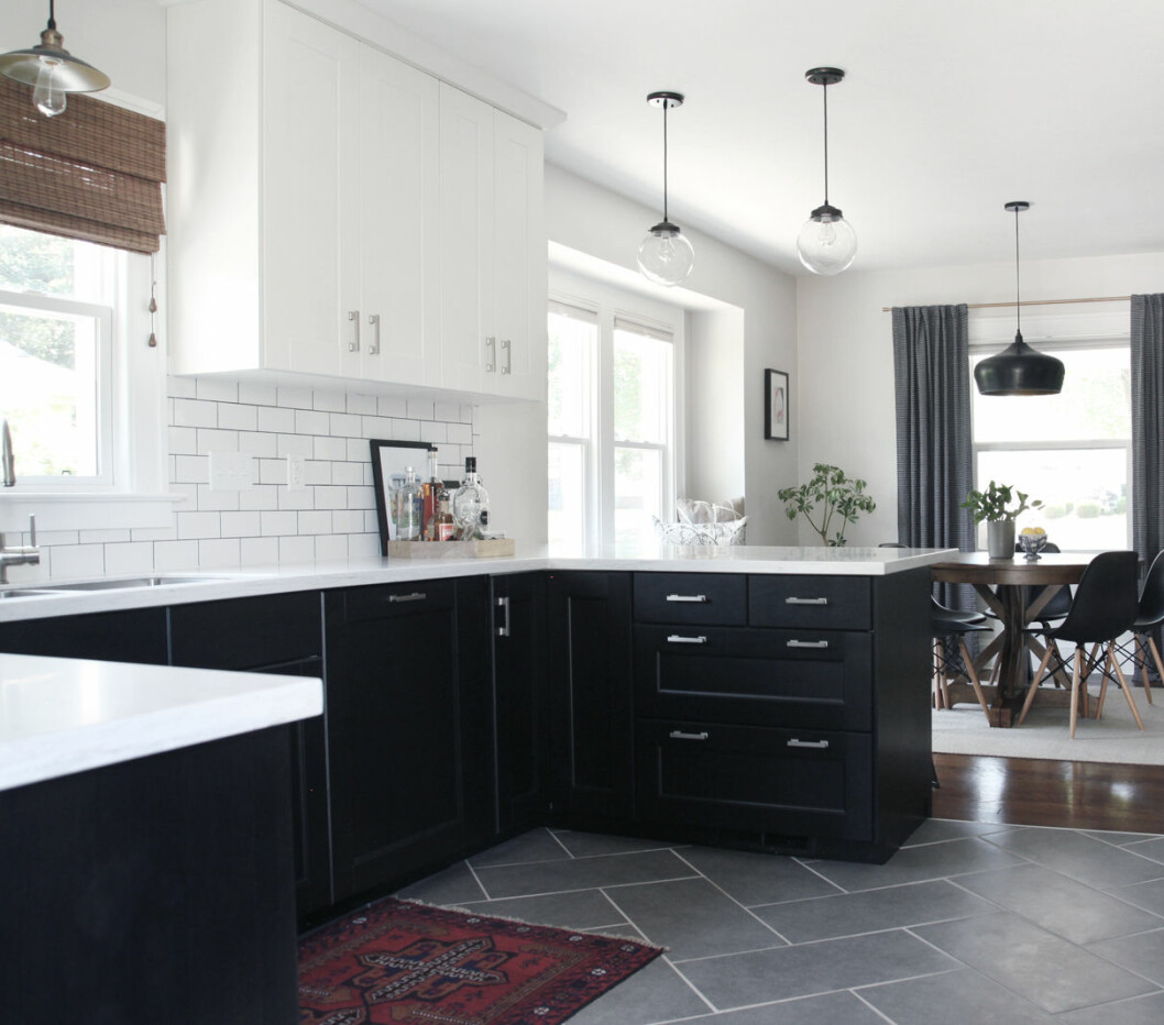 Via: <a href="http://www.housetweaking.com/2015/09/14/an-ikea-kitchen-in-northern-ohio/" target="_blank" rel="noopener">House Tweaking</a> Svarta köksluckor från Ikea