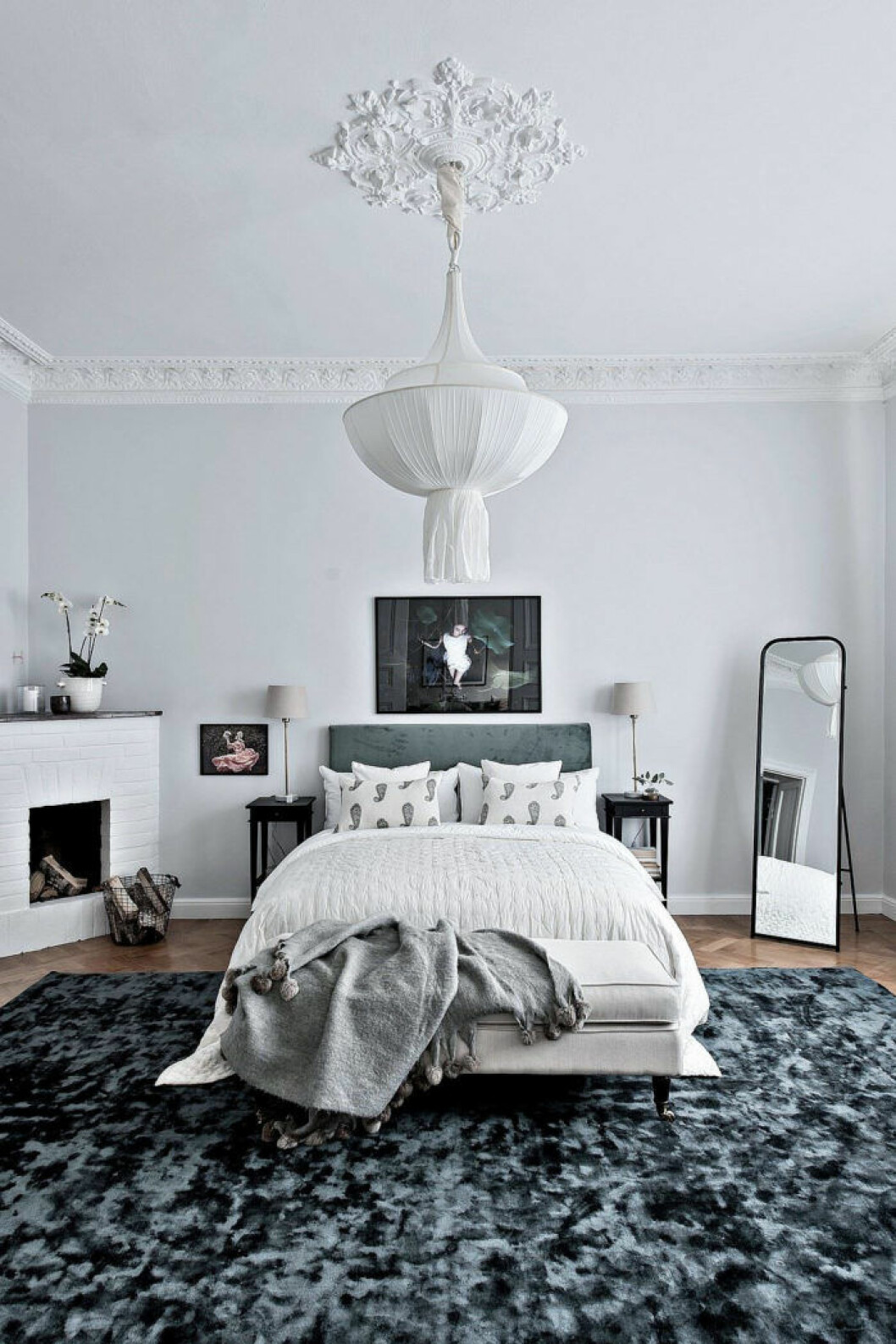 Foto: Maria Sahlander Styling: By Bon för <a href="https://www.instagram.com/bjurfors_goteborg/" target="_blank" rel="noopener">Bjurfors</a>/mäklare: Sandra Stals Sovrum med stor, dekorativ matta under sängen