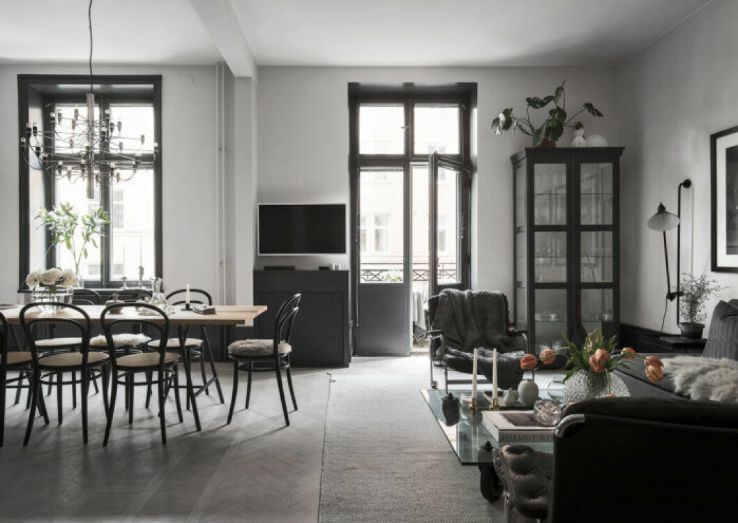 Tv:n behöver inte vara rummets mittpunkt, snyggast blir det att låta den bli en naturlig del av inredningen. Foto: Adam Helbaoui/Kronfoto Styling: Fredrica Myrberg för <a href="https://www.instagram.com/innerstadsspecialisten/" target="_blank" rel="noopener">Innerstadsspecialisten</a>/mäklare: Bahar Nabavi Centrera inte allt kring tv:n när du inreder vardagsrummet.