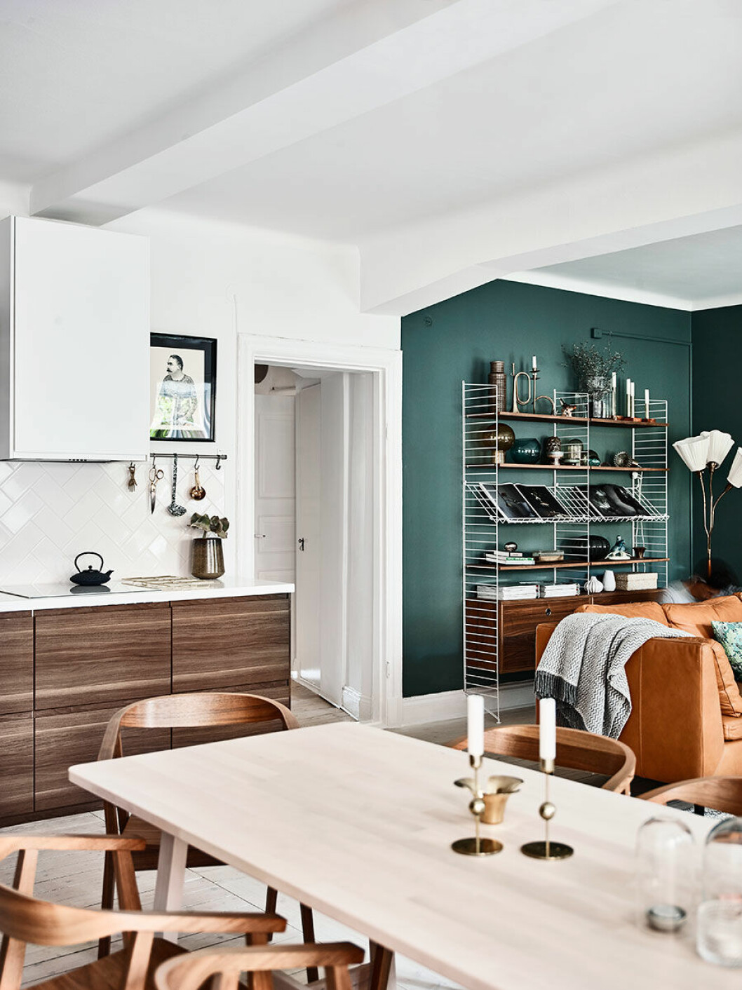 Foto: Andrea Papini Styling: Alexandra Ydholm Syns i: <a href="https://www.elle.se/decoration/saker-stilmix-med-vacker-vintage-och-moderna-inslag/" target="_blank" rel="noopener">”Säker stilmix med vintage, moderna inslag och ett drömmigt sovrum”</a> Skandinaviska designklassiker är en del av stilen japandi.