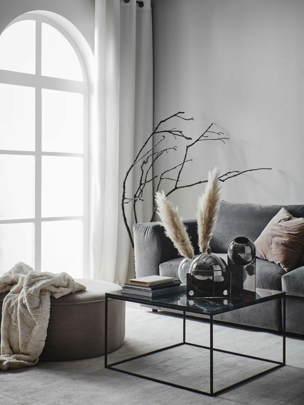 Foto: <a href="https://www.jotex.se/" target="_blank" rel="noopener">Jotex</a> Grå soffa i sammet, rosa sittpuff i sammet. Jotex våren 2018.