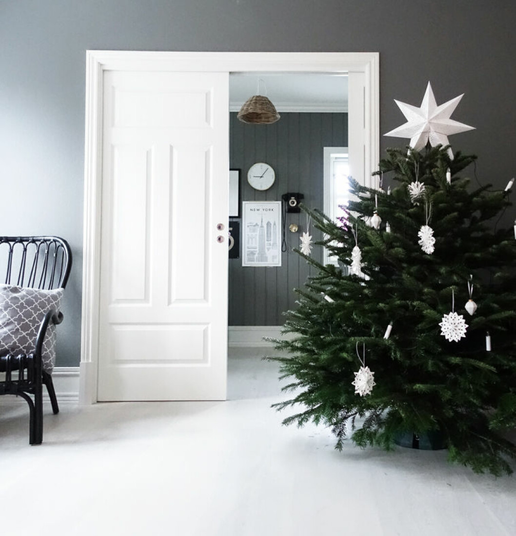Foto: <a href="http://www.anetteshus.com/one-little-christmas-tree/" target="_blank" rel="noopener">Anettes hus</a> Bryt av ett gråmålat rum med en stor, vacker julgran