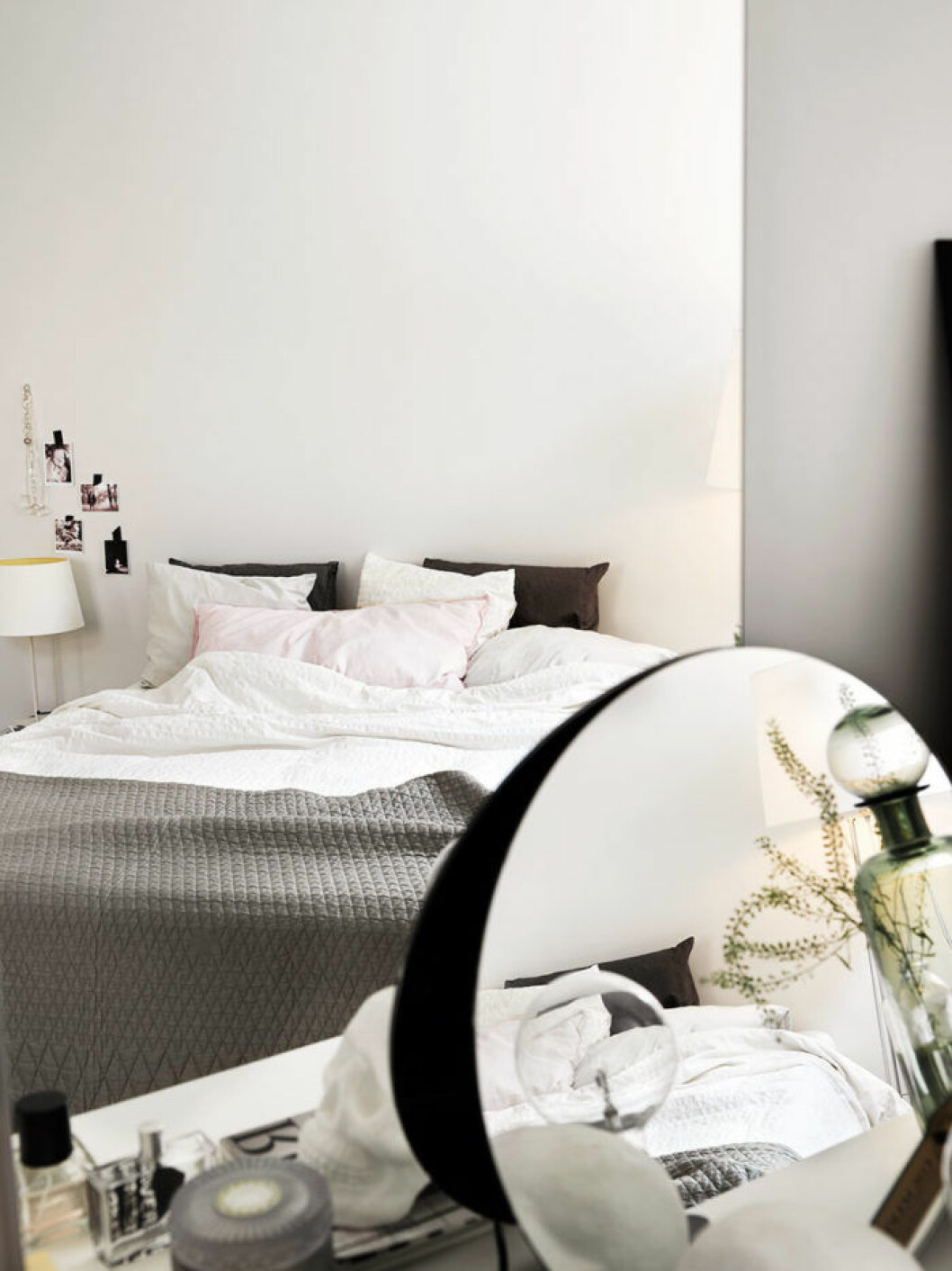 Foto: Petra Binde Styling: Emma Persson Lagerberg Syns i: ”<a href="https://www.elle.se/decoration/ljust-frascht-och-supersnyggt-i-gamla-mjolkbutiken/" target="_blank" rel="noopener">Ljust och fräscht i gamla mjölkbutiken</a>” Den minimalistiska inredningsstilen passar jungfrun.