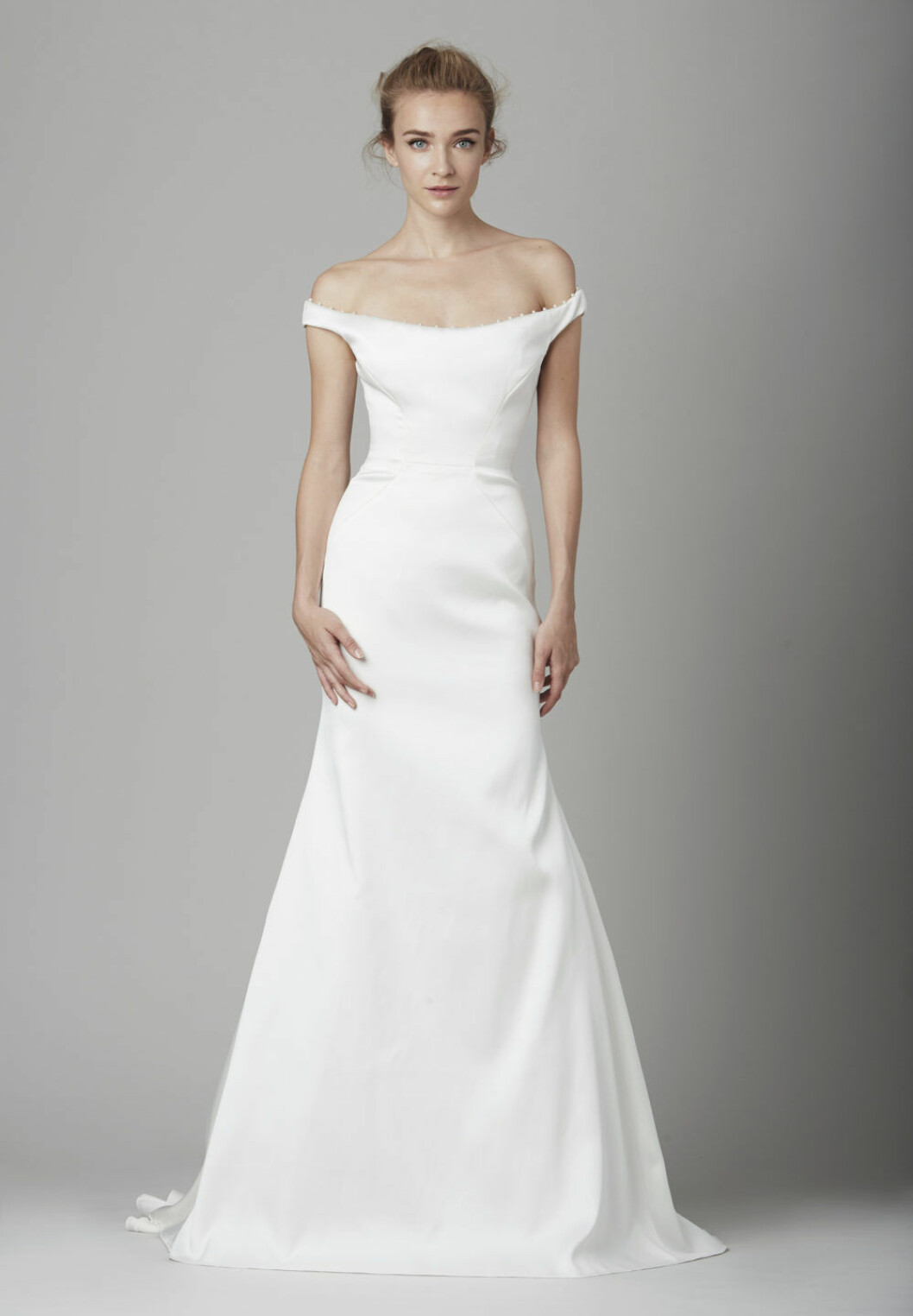 Foto: <a href="https://www.lelarose.com/bridal/gowncollection" target="_blank" rel="noopener">Lela Rose</a> Vit bröllopsklänning med bara axlar