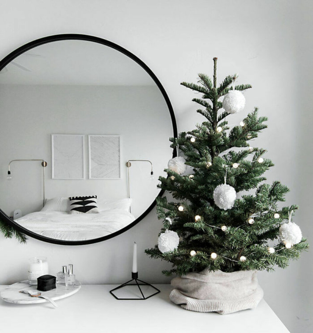 Foto: <a href="http://www.homeyohmy.com/christmas-in-the-bedroom/" target="_blank" rel="noopener">Homey oh my</a> Minigran eller rumsgran på byrå.