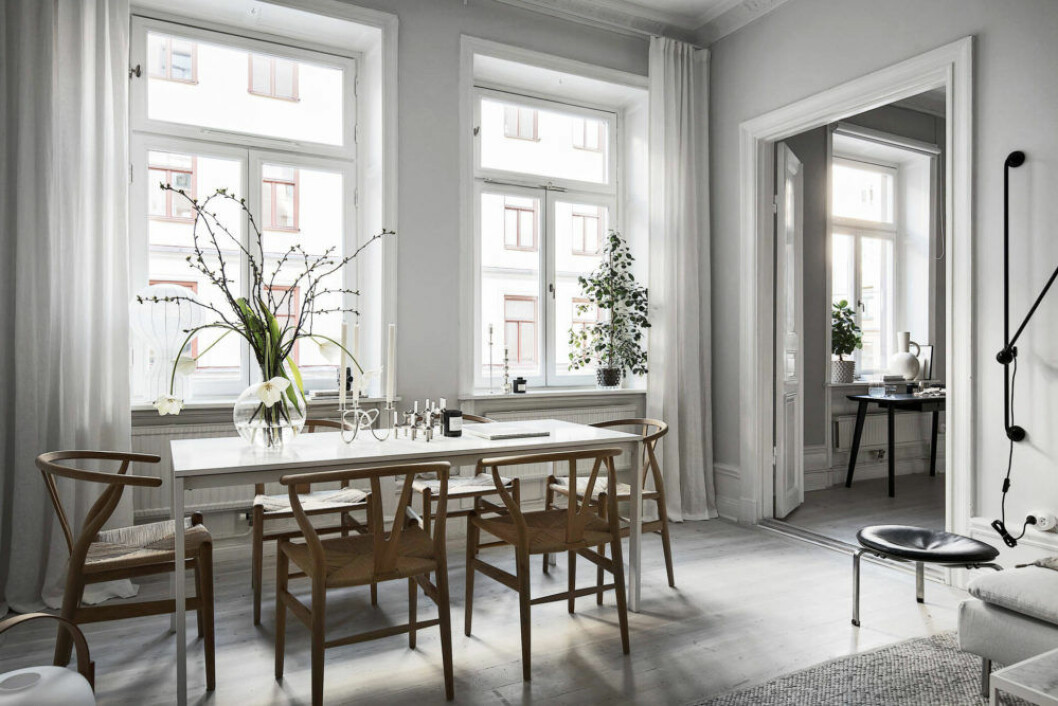 Foto: Adam Helbaoui/Kronfoto för<a href="https://www.instagram.com/alexanderwhitesthlm/" target="_blank" rel="noopener"> Alexander White</a>/mäklare: Johan Franzon Matsal med en vas på bordet med kvistar och franska tulpaner