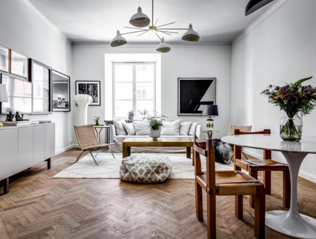 Foto: <a href="https://www.instagram.com/henriknero/" target="_blank" rel="noopener">Henrik Nero</a> Styling: <a href="https://www.instagram.com/dustydeco/" target="_blank" rel="noopener">Dusty Deco</a> för <a href="https://www.instagram.com/ekenstam_makleri/" target="_blank" rel="noopener">Ekenstam</a>/mäklare: Thomas Herzog. Taklampa i ljust vardagsrum hemma hos Dusty Decos grundare.