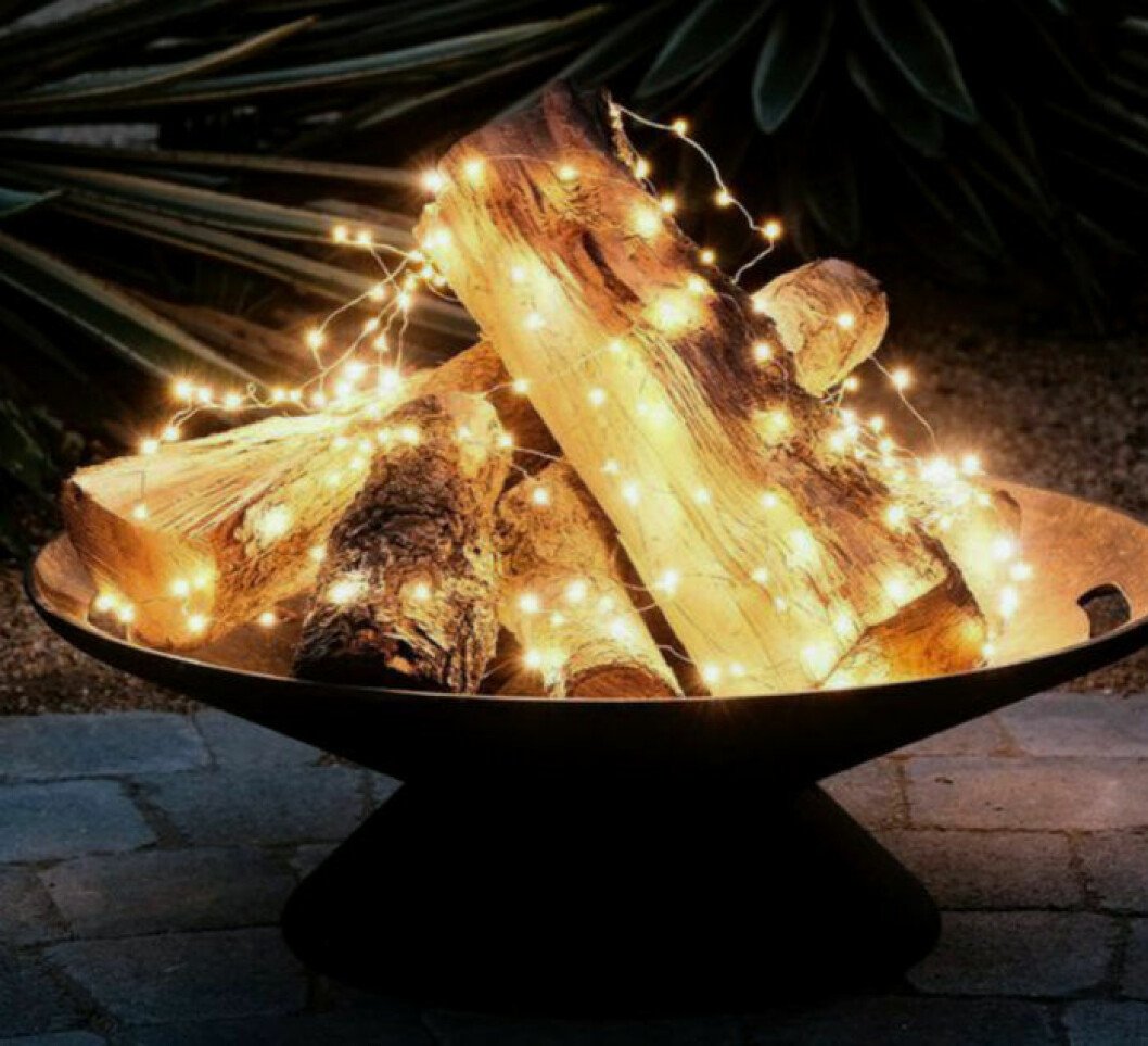 Foto via: <a href="http://rockmystyle.co.uk/10-pinterest-diys-for-the-garden/" target="_blank" rel="noopener">Rock my style</a> Lägg ljusslingor längs veden istället för att tända en eld