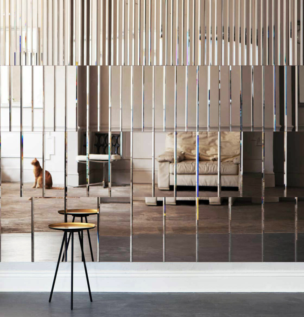Via: <a href="http://www.afroditi.com/product/pleat-mirror-panel/" target="_blank" rel="noopener">Afroditi Krassa</a> Spegelvägg