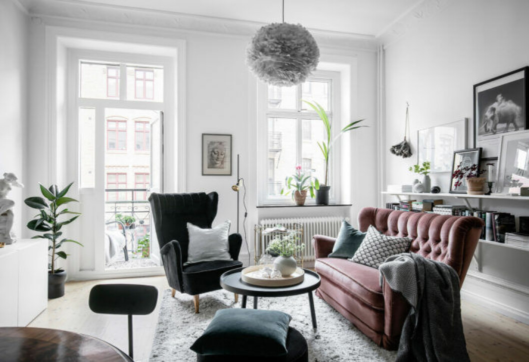 Foto: Anders Bergstedt Styling: Stil & Rum för <a href="https://www.instagram.com/alvhem/" target="_blank" rel="noopener">Alvhem</a>/mäklare: Sara Wibréus Vardagsrum med en rosa sammetssoffa som färgklick