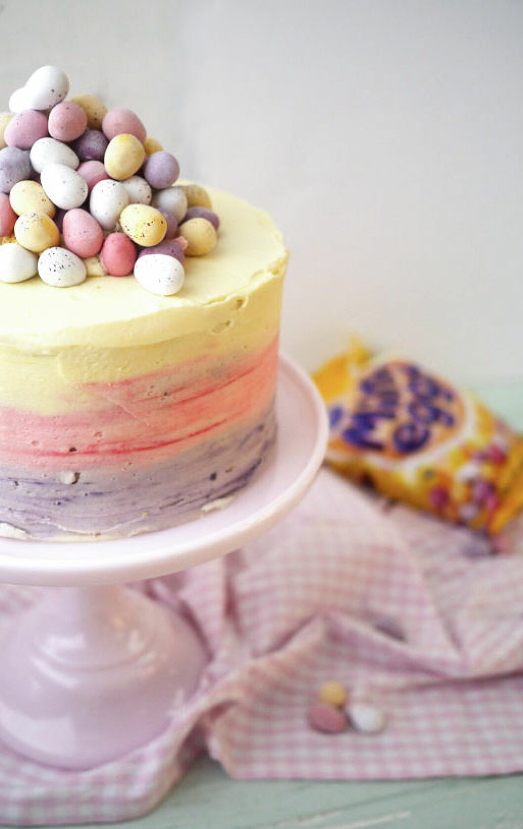 Tårta med färgskiftningar. Foto: <a href="http://www.tamingtwins.com/easter-ombre-pinata-cake/" target="_blank" rel="noopener">Taming twins</a> Tårta med färgskiftningar.