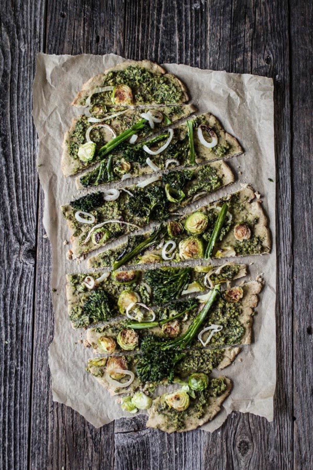 <em>Recept och foto: <a href="http://www.edibleperspective.com/home/2015/1/15/very-green-vegan-pesto-pizza.html#_a5y_p=3193192" target="_blank" rel="noopener">Edible Perspective</a></em> 06. pizza-vegan