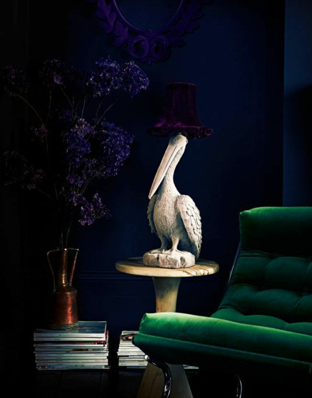 Foto via: <a href="http://interior.mk/en/rooms-refreshing-green-accents/" target="_blank" rel="noopener">Interior</a> Grön sammetsfåtölj. Pelikanstaty