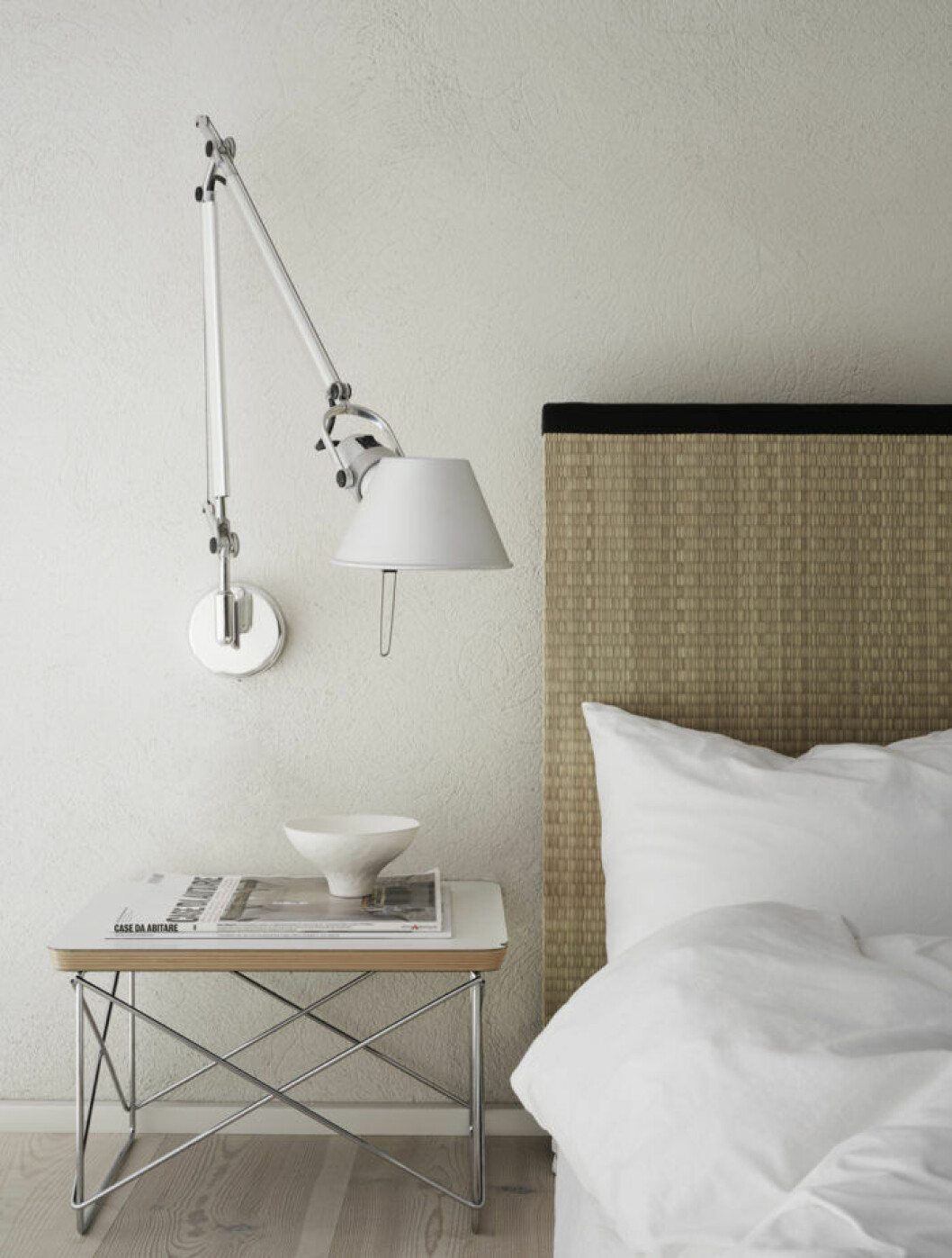 Foto: <a href="http://kristoferjohnsson.com/" target="_blank" rel="noopener">Kristofer Johnsson</a> Styling: <a href="https://www.instagram.com/pellahedeby/?hl=sv" target="_blank" rel="noopener">Pella Hedeby</a> Syns i: ”<a href="https://www.elle.se/decoration/attefall-inspiration-compact-living-pella-hedeby/" target="_blank" rel="noopener">Stylisten Pella Hedebys compact living-dröm – kika in</a>!” Naturnära sänggavel i tatami