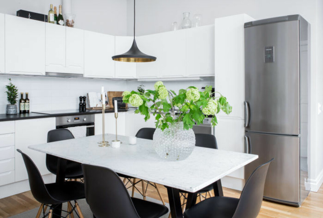 Foto: <a href="https://www.instagram.com/cimek/" target="_blank" rel="noopener">Cim Ek</a> Styling: <a href="https://www.instagram.com/studiocuvier/" target="_blank" rel="noopener">Studio Cuvier</a> för <a href="https://www.instagram.com/alvhem/" target="_blank" rel="noopener">Alvhem</a>/mäklare: Andreas Lundberg Ljust vitt kök med snittblommor på bordet.