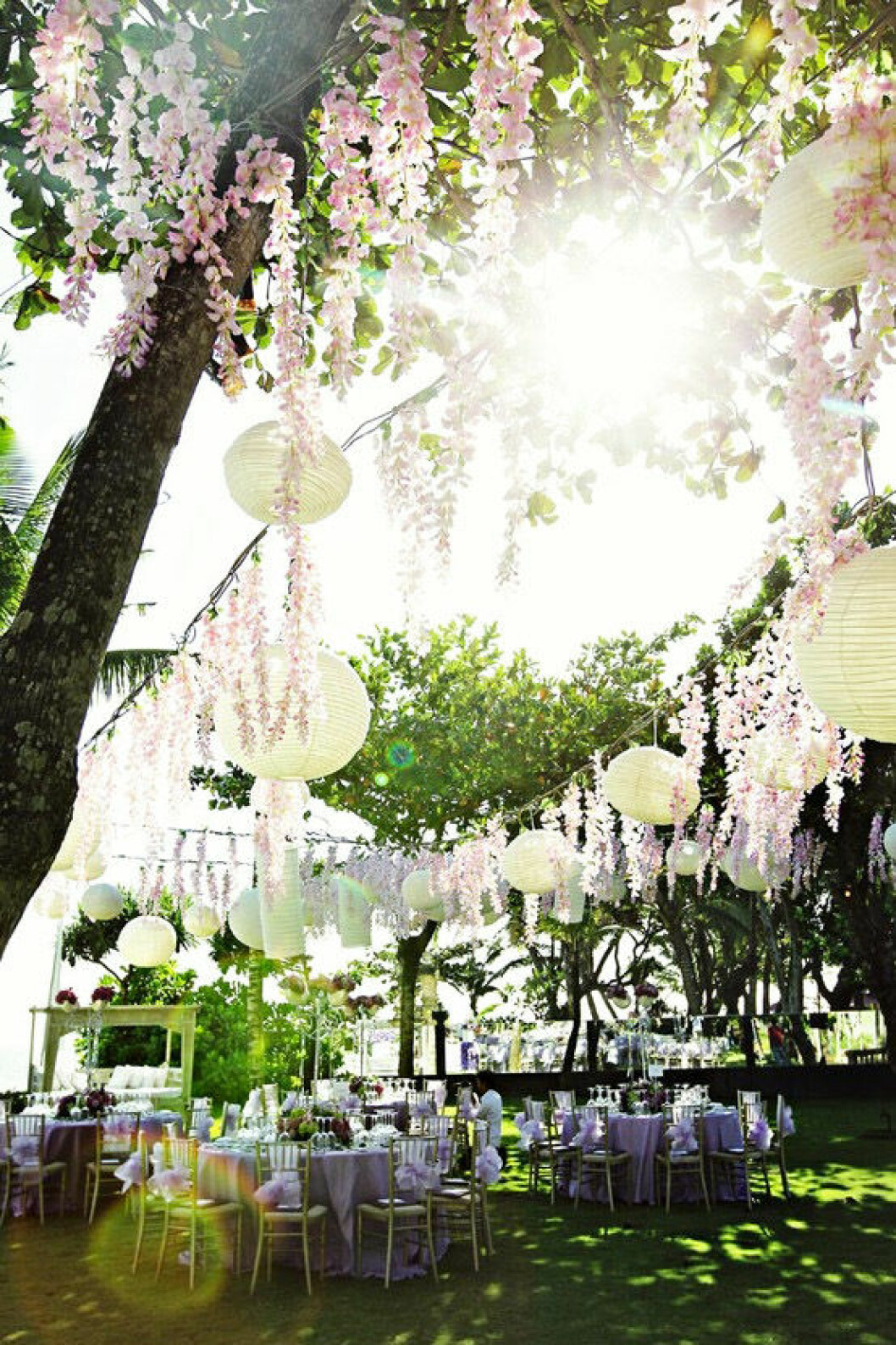 Papperslyktor i trädgården, utomhusbröllop och sommarbröllop.