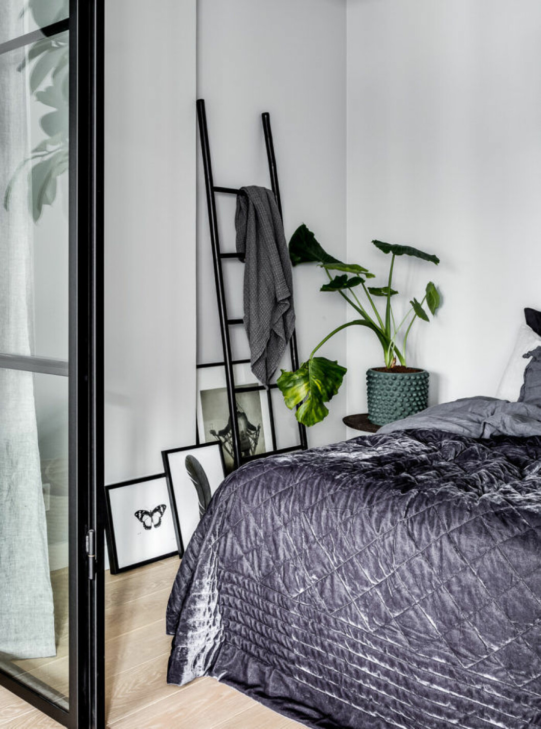 Foto: Henrik Nero Styling: Stylingbolaget för <a href="https://www.instagram.com/mohvmaklare/" target="_blank" rel="noopener">Mohv</a>/mäklare: Linus Johansson Svart dekorationsstege i sovrummet