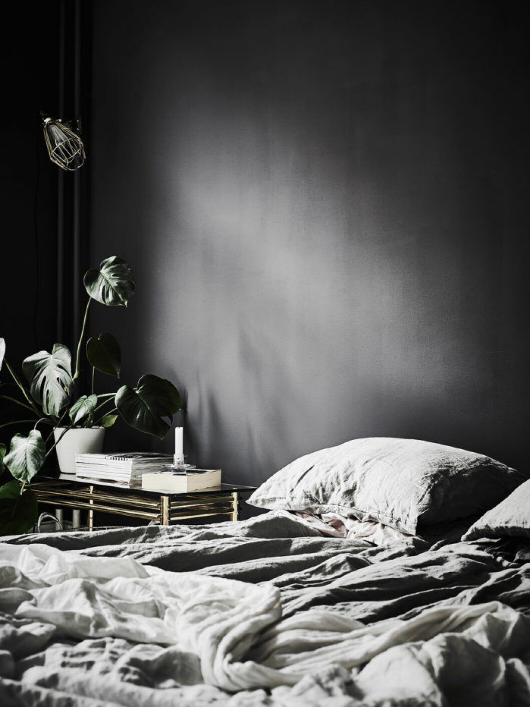 Foto: <a href="http://www.andersbergstedt.com/" target="_blank" rel="noopener">Anders Bergstedt</a> för <a href="http://entrancemakleri.se/" target="_blank" rel="noopener">Entrance</a> Grått sovrum, monstera