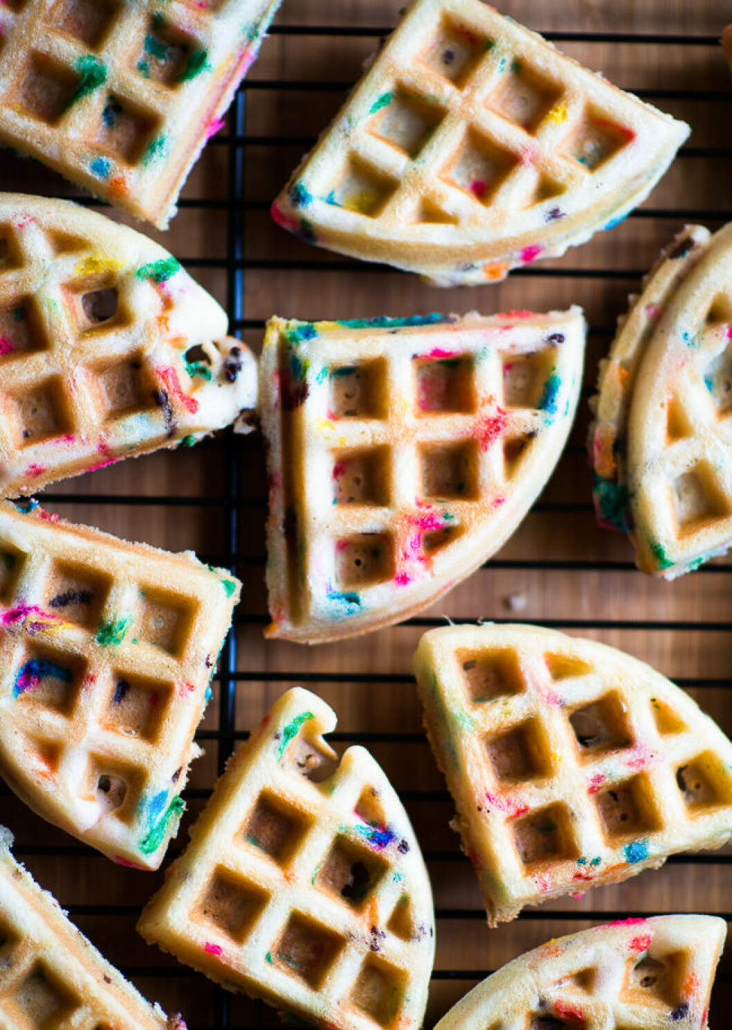 Foto: <a href="http://dearcrissy.com/cake-batter-birthday-waffles/#_a5y_p=5845107" target="_blank" rel="noopener">Dear Crissy</a>