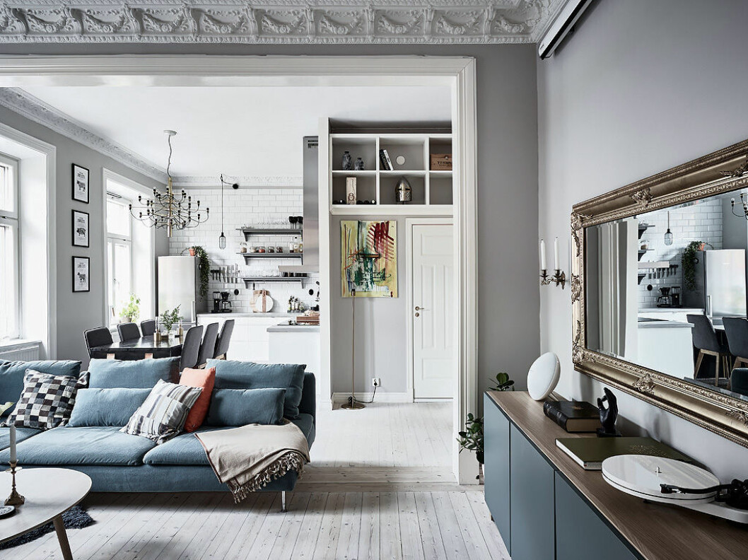 Foto: <a href="https://www.instagram.com/fotografanders/" target="_blank" rel="noopener">Anders Bergstedt</a> för <a href="https://www.instagram.com/entrancemakleri/" target="_blank" rel="noopener">Entrance mäkleri</a>/mäklare: Erika Bergholm Skandinavisk inredning i vardagsrummet. Guldspegel och blå soffa.