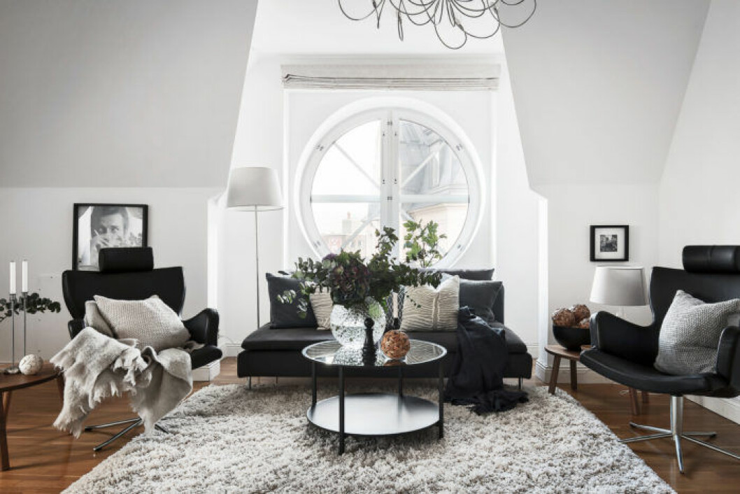 Foto: Adam Helbaoui/Kronfoto Styling: Sophia Björnsdotter för <a href="http://www.innerstadsspecialisten.se/?nosp=1" target="_blank" rel="noopener">Innerstadsspecialisten</a>/mäklare: Bahar Nabavi styla-vardagsrum-matta
