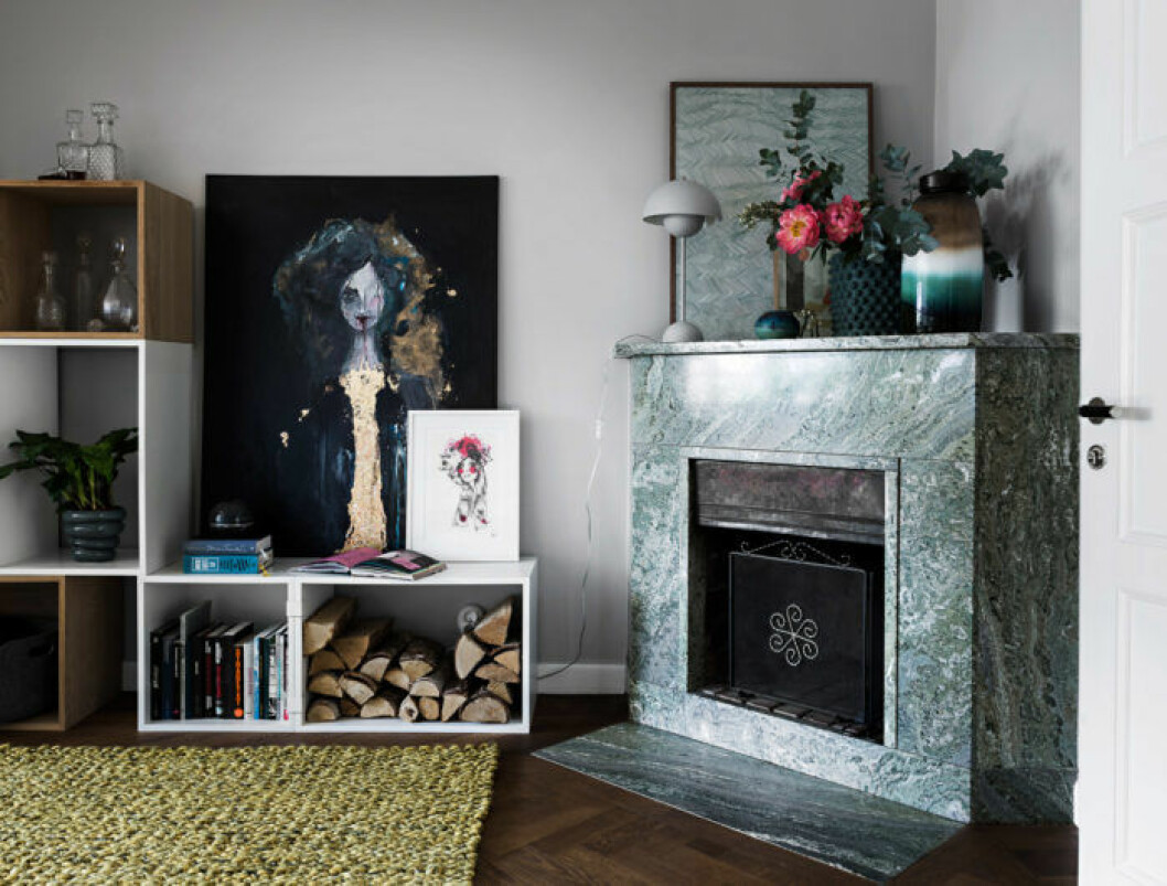 Foto: Johan Spinnell Styling: Lindholm för <a href="https://www.instagram.com/historiskahem/" target="_blank" rel="noopener">Historiska hem</a>/mäklare: Katarina Ljung Tavlor på öppna spisen