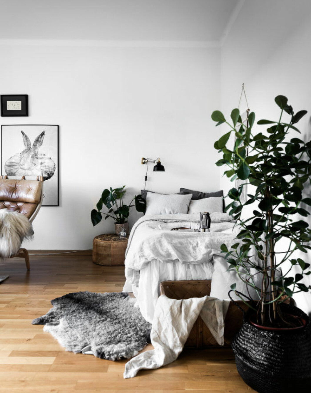 Foto:<a href="https://www.instagram.com/johanspinnell/" target="_blank" rel="noopener"> Johan Spinnell</a> Styling: <a href="https://www.instagram.com/interioraddictions/" target="_blank" rel="noopener">Jennie Edvinsson</a> för <a href="https://www.instagram.com/historiskahem/" target="_blank" rel="noopener">Historiska hem</a>/mäklare: Mattias Lantto Sovrum med poster föreställande en hare med krage