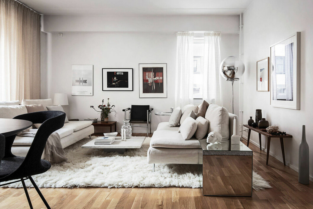 Foto: Adam Helbaoui/<a href="https://www.instagram.com/kronfoto/?hl=en" target="_blank" rel="noopener">Kronfoto</a> Styling: <a href="http://liffnerlingsell.se/" target="_blank" rel="noopener">Thomas Lingsell</a> för <a href="http://alexanderwhite.se/" target="_blank" rel="noopener">Alexander White</a>/mäklare: Wilhelmina Bonde Alfvén Kalla och hårda detaljer.