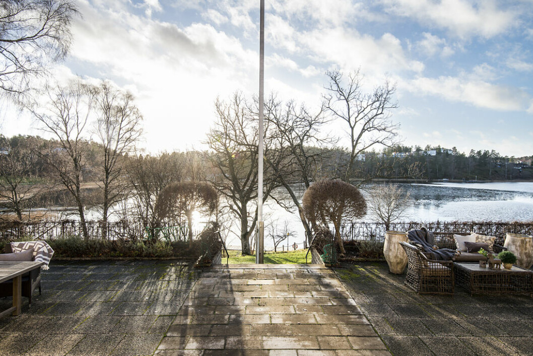 Villa Garbo till salu. Bild på terrassen vid vattnet. 
