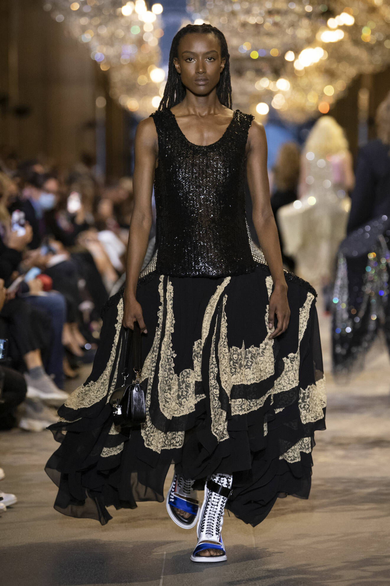 Svart klänning med paljetter och spets från Louis Vuitton SS22.