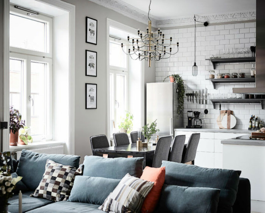 Foto: Anders Bergstedt för<a href="https://www.instagram.com/entrancemakleri/" target="_blank" rel="noopener"> Entrance mäkleri</a>/mäklare: Erika Bergholm Lampa formgiven av Gino Sarfatt