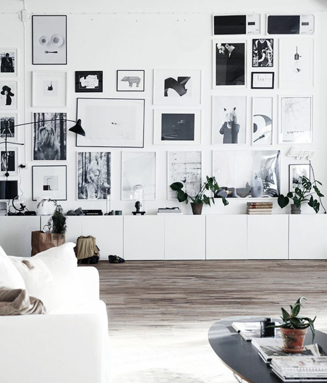Ikeas byrå bestå från vägg till vägg  