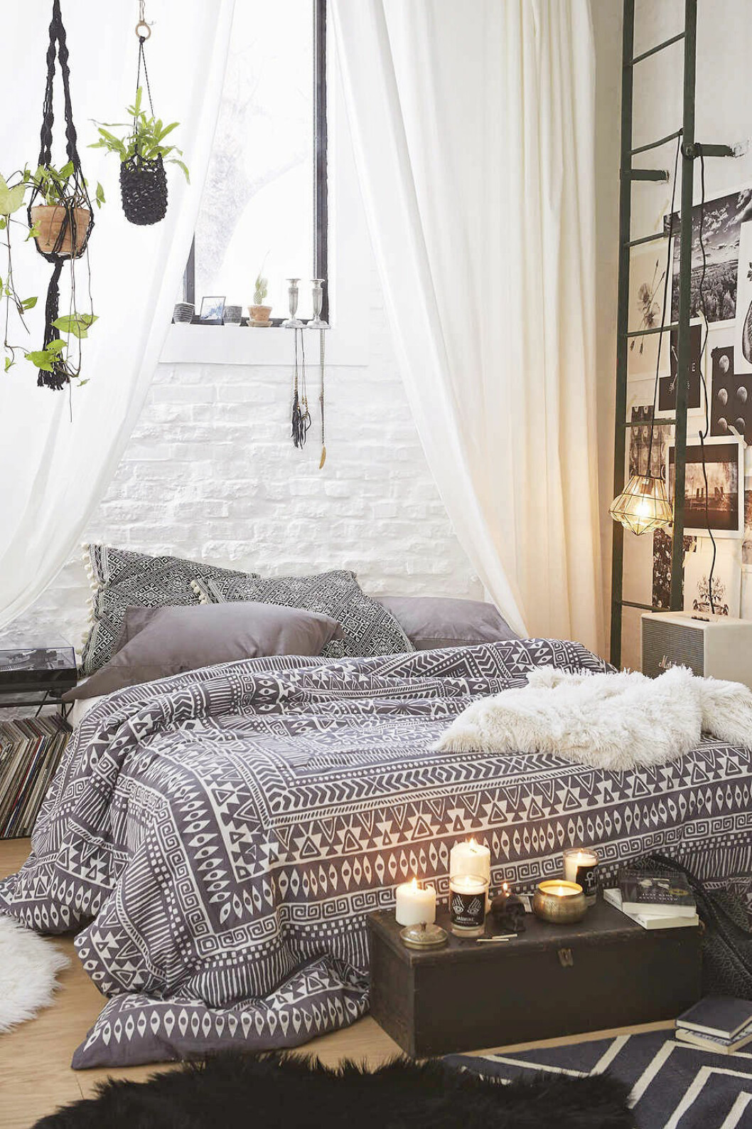 Via: <a href="http://www.bloglovin.com/blogs/daily-dream-decor-2331986?post=4078201083&group=0&frame_type=a&context=&context_ids=&blog=2331986&frame=1&click=0&user=0&viewer=true" target="_blank" rel="noopener">Daily Dream Decor</a> 07. bohemianbedroom (2)