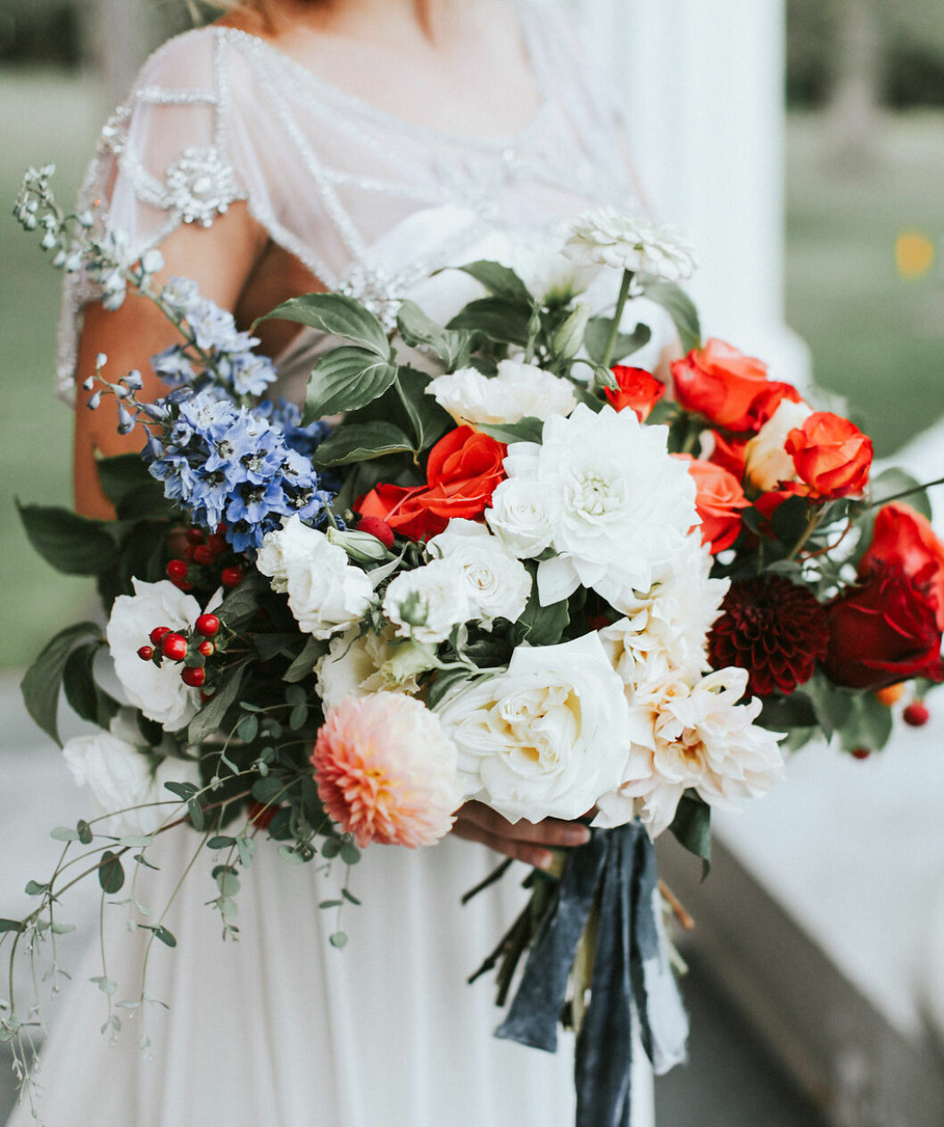 Foto via: <a href="http://ruffledblog.com/glamorous-old-world-wedding-inspiration/" target="_blank" rel="noopener">Ruffled</a> Bröllopsbukett med blåa blommor i.