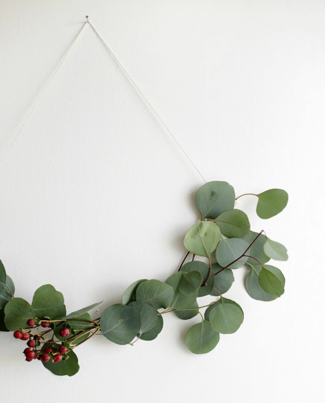 Foto: <a href="http://themerrythought.com/diy/diy-minimal-wreath/" target="_blank" rel="noopener">The merry thought</a> Julkrans av favoritväxter