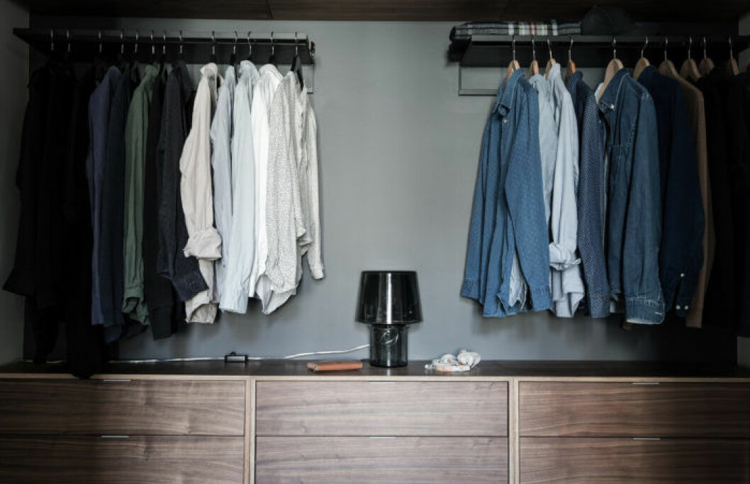 Foto: Alen Cordic Styling: Emma Fischer för <a href="https://www.instagram.com/bjurfors_goteborg/" target="_blank" rel="noopener">Bjurfors</a>/mäklare: Charlotta Lenhammar Byråer med stänger ovan där skjortor hänger