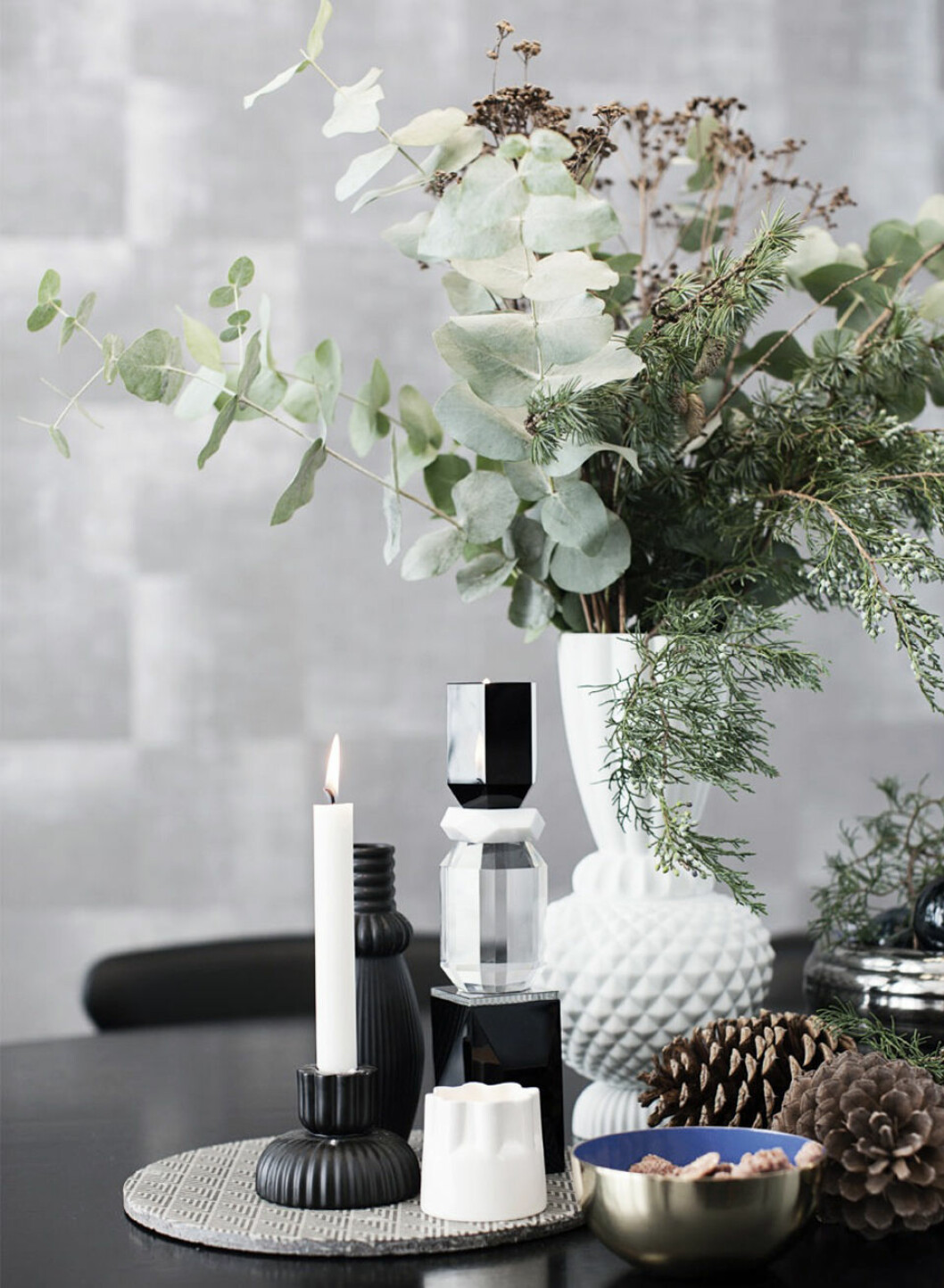 Foto: Thomas Dahl / <a href="http://boligmagasinet.dk/julebolig/foerste-jul-paa-bryggen" target="_blank" rel="noopener">Bolig magasinet</a> Snittblommor granris