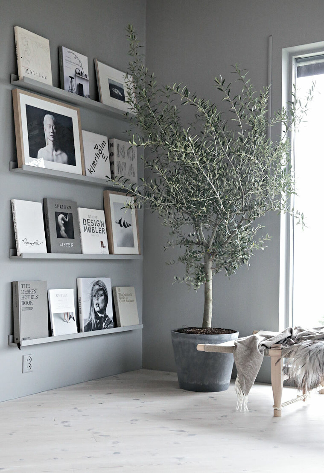Foto: Nina Holst/Stylizimo Inmålade hyllplan i grått