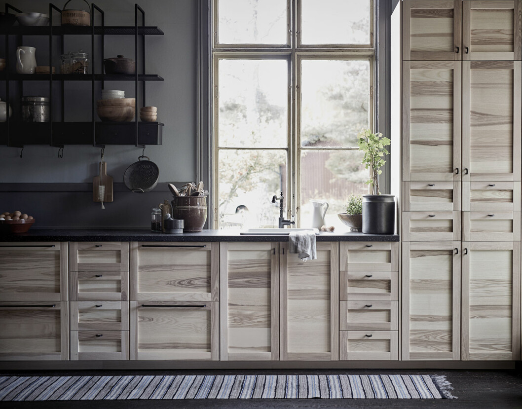 Via: <a href="http://www.ikea.com/se/sv/search/?query=torhamn" target="_blank" rel="noopener">Ikea</a> Massiva träluckor i kök