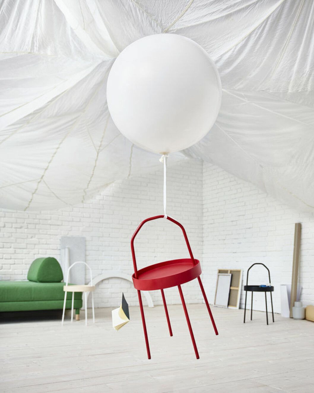 Foto: <a href="http://www.ikea.com/se/sv/" target="_blank" rel="noopener">Ikea</a> Rött bord, Ikea våren 2018.