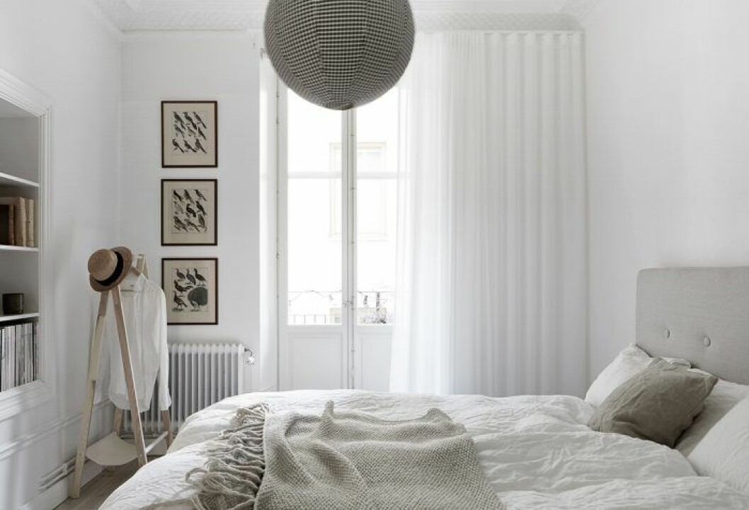 Foto: <a href="http://www.fantasticfrank.se/" target="_blank" rel="noopener">Fantastic Frank</a> Styling: <a href="http://josefinhaag.residencemagazine.se/" target="_blank" rel="noopener">Josefin Hååg</a> Mäklare: <a href="http://www.fantasticfrank.se/medarbetare/caroline-gergils" target="_blank" rel="noopener">Caroline Gergils</a> Ljusa upp rummet med ljusa gardiner.