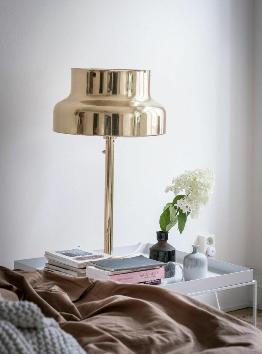 Foto: Alen Cordic Styling: Emma Fischer för <a href="https://www.instagram.com/bjurfors_goteborg/" target="_blank" rel="noopener">Bjurfors</a>/mäklare: Zara Ek Sidobord med vacker lampa i mässing