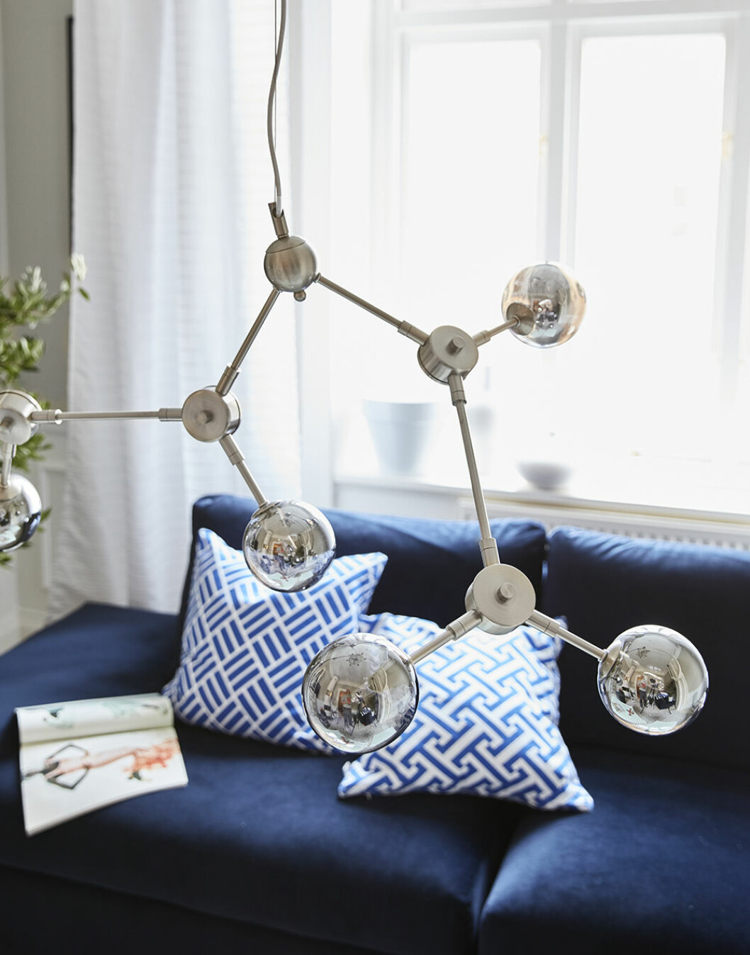 Blått syns både i möbler och mindre inredningsdetaljer. Taklampa i trendig design. Jotex vårnyheter 2018.