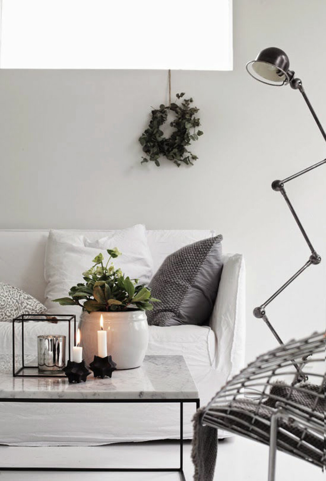 Foto och styling: Elisabeth Heier via <a href="http://www.myscandinavianhome.com/2014/12/a-norwegian-home-at-christmas.html" target="_blank" rel="noopener">My scandinavian home</a> Häng upp en krans på väggen.